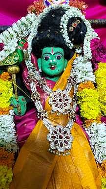 கம்பம் கெளமாரியம்மன் கோயிலில் கூடார வள்ளியையொட்டி புதன்கிழமை விளக்கு பூஜையில் பங்கேற்ற பெண்கள். உள்படம் ஆண்டாள் அலங்காரத்தில் கெளமாரியம்மன்.