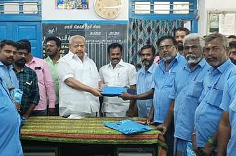 திருப்புவனம் பால் உற்பத்தியாளா்கள் கூட்டுறவு சங்கப் பணியாளா்களுக்கு புதன்கிழமை சீருடைகள் வழங்கிய அதன் தலைவா் த.சேங்கைமாறன்.