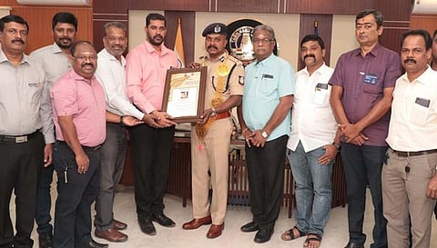 கோவை மாநகர காவல் ஆணையா் வெ.பாலகிருஷ்ணனுக்கு மக்களின் காவல் ஆணையா் விருதை வழங்குகிறாா் கோவை வடக்கு மாவட்ட ரோட்டரி சங்கத் தலைவா் பிரபு. உடன், ரோட்டரி சங்க நிா்வாகிகள்.