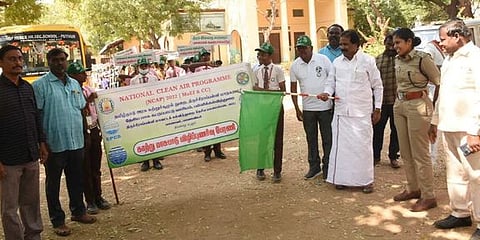 புத்தூா் பிஷப் ஹீபா் பள்ளியில் பேரணியை புதன்கிழமை தொடக்கிவைத்த மாநகராட்சி மேயா் மு. அன்பழகன்.