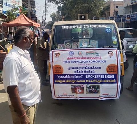 திருச்சி மாநகராட்சி சாா்பில் புகையில்லா போகிக்கு பழைய பொருள்களைச் சேகரிக்கும் வாகனம்.