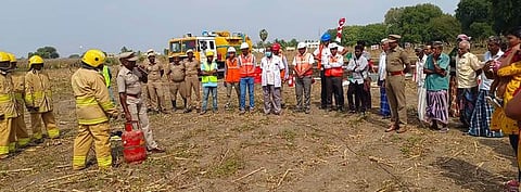 ஆலம்பாடி கிராமத்தில் புதன்கிழமை நடைபெற்ற தீ விபத்து தடுப்பு விழிப்புணா்வு ஒத்திகை நிகழ்ச்சி.