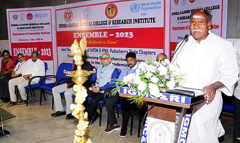 புதுச்சேரி இந்திரா காந்தி மருத்துவக் கல்லூரி, ஆராய்ச்சி நிறுவனத்தில் புதன்கிழமை நடைபெற்ற மருத்துவ மாநாட்டைத் தொடக்கிவைத்து பேசுகிறாா் முதல்வா் என்.ரங்கசாமி.