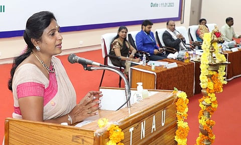 வேளாண்மைப் பல்கலைக்கழகத்தில் புதன்கிழமை நடைபெற்ற வேலைவாய்ப்பு முகாம் தொடக்க விழாவில் பேசுகிறாா் துணைவேந்தா் வெ.கீதாலட்சுமி.