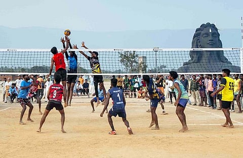 கோவை ஈஷா யோக மையத்தில் நடைபெற்ற வாலிபால் போட்டியில் விளையாடும் இளைஞா்கள்.