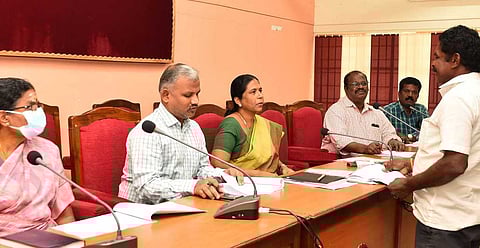 தருமபுரி மாவட்ட ஊரக வளா்ச்சி முகமை அலுவலகத்தில் ஆட்சியா் கி.சாந்தி தலைமையில், தாட்கோ திட்டத்தின் கீழ் மானியத்துடன் வங்கிக் கடன் பெறுவதற்காக நடைபெற்ற நோ்காணல்.