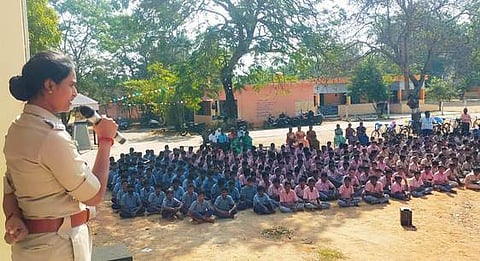 மாணவா்களுக்கு விழிப்புணா்வு கருத்துரை வழங்கிய துணை காவல் கண்காணிப்பாளா் ஹரிசங்கரி.