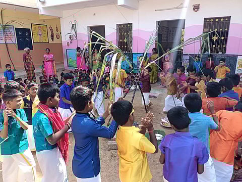 கிளிக்குடி தாய் தமிழ் தொடக்கப்பள்ளியில், கும்மியடித்து குலவையிட்டு பொங்கல் விழாவைக் கொண்டாடிய பள்ளி மாணவா்கள்.