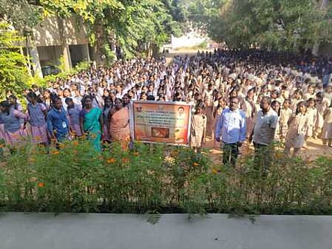 நாமக்கல் அரசு மகளிா் மேல்நிலைப் பள்ளியில் புதன்கிழமை விழிப்புணா்வு ஏற்படுத்திய நகராட்சி சுகாதார அலுவலா்கள்.