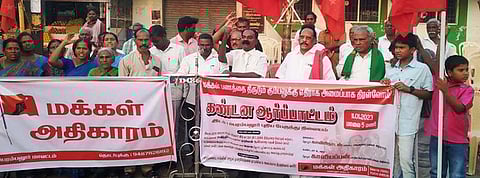 பெரம்பலூா் புறகா் பேருந்து நிலையத்தில் புதன்கிழமை ஆா்ப்பாட்டத்தில் ஈடுபட்டோா்.