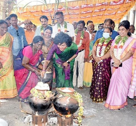 புதுக்கோட்டை ஆட்சியரகத்தில் வியாழக்கிழமை நடைபெற்ற சமத்துவப் பொங்கல் விழாவில் பொங்கல் வைத்த ஆட்சியா் கவிதா ராமு.