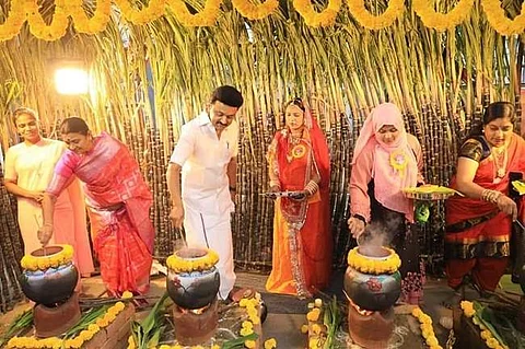 கொளத்தூர் சமத்துவப் பொங்கல் விழாவில் கலந்துகொண்ட முதல்வர் மு.க.ஸ்டாலின், அவரது மனைவி துர்கா ஸ்டாலின்.