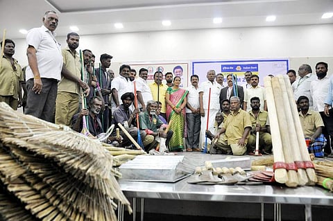 சேலம், கோட்டை பல்நோக்கு அரங்கில் புதன்கிழமை நடைபெற்ற நிகழ்ச்சியில் தூய்மைப் பணியாளா்களுக்கு தளவாடப் பொருள்களை வழங்கிய மேயா் ஆ.ராமச்சந்திரன். உடன், துணை மேயா் மா. சாரதாதேவி, மாநகா் நல அலுவலா் என்.யோகான