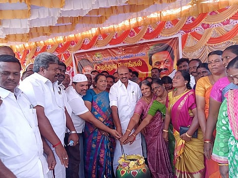 அரூரில் வியாழக்கிழமை நடைபெற்ற சமத்துவ பொங்கல் விழா.