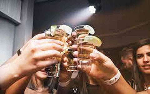 மது பழக்கத்தில் இருந்து கணவரை மீட்க வீட்டில் மது அருந்த அனுமதியுங்கள்: அமைச்சரின் அறிவுரை!