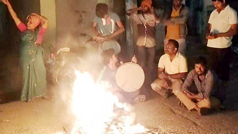 பழைய பொருள்களை எரித்து போகி கொண்டாடிய மக்கள்