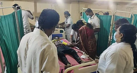 அவனியாபுரம் ஜல்லிக்கட்டு தொடங்குவதற்கு முன்பே காளைகள் முட்டி 3 பேர் காயம்!