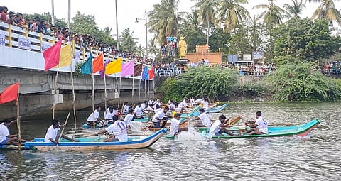காரைக்கால் அரசலாற்றில் திங்கள்கிழமை நடைபெற்ற படகுப் போட்டி.