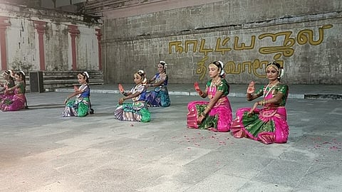 விழாவில் நாட்டியமாடும் மாணவிகள்.