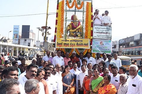 திருவள்ளுவா் சிலைக்கு மாலை அணிவித்த வேலூா் எம்எல்ஏ ப.காா்த்திகேயன். உடன், மேயா் சுஜாதாஆனந்தகுமாா், மாநில கொள்கை பரப்பு துணைச்செயலா் ரமேஷ் உள்ளிட்ட திமுகவினா்.