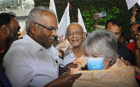 சே குவேரா மகள், பேத்தி சென்னை வருகை: மூத்த தலைவர்கள் வரவேற்றனர்!