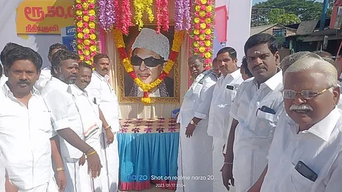 நீடாமங்கலத்தில் எம்.ஜி.ஆர். திருவுருவப்படத்திற்கு மாலையணிவித்து மரியாதை செலுத்திய அதிமுகவினர்.