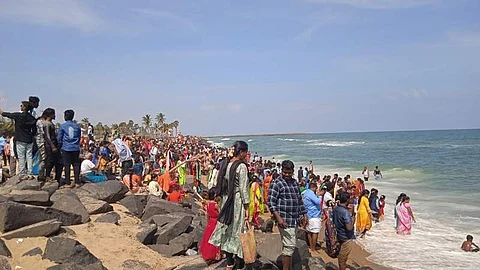 காணும் பொங்கல்: பூம்புகார் கடற்கரையில் உற்சாகக் கொண்டாட்டம்