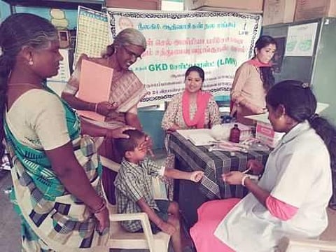 கோவை, பெ.நா.பாளையம் வட்டாரம் கொண்டனூா் நடுநிலைப் பள்ளியில் நடைபெற்ற சிக்கிள் செல் அனீமியா பாதிப்பு குறித்து கண்டறியவதற்கான சிறப்பு முகாமில் பள்ளி மாணவரிடம் இருந்து ரத்த மாதிரிகள் சேகரிக்கப்படுகிறது.