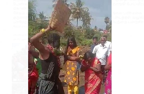 வாழப்பாடி அருகே பேய் விரட்டும் வினோத திருவிழா: முறத்தடி வாங்கிய பெண்கள்!
