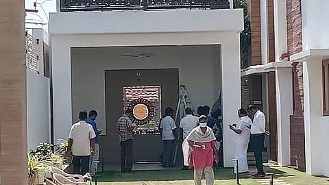 நாமக்கல் முன்னாள் அதிமுக எம்எல்ஏ கே.பி.பி. பாஸ்கர் வீட்டில் புதன்கிழமை ஆய்வு மேற்கொண்டுள்ள சொத்து மதிப்பீட்டு குழுவினர்.