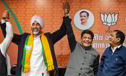 தில்லியில் மத்திய அமைச்சா் பியூஷ் கோயல் முன்னிலையில் பாஜகவில் இணைந்த பஞ்சாப் காங்கிரஸ் மூத்த தலைவா் மன்பிரீத் சிங் பாதல் (இடது).