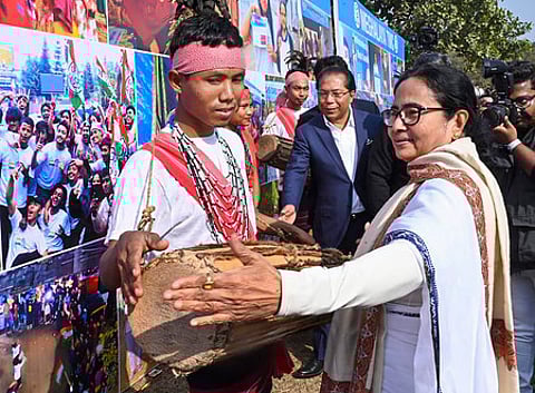 பாஜக இரட்டை வேடம்: மம்தா குற்றச்சாட்டு