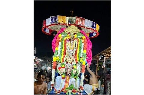 சொர்க்கவாசல் வழியாக எழுந்தருளி பக்தர்களுக்கு அருள்பாலித்த அவிநாசி ஸ்ரீதேவி , பூதேவி சமேத கரிவரத பெருமாள்.