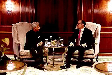 ஆஸ்திரிய வெளியுறவு அமைச்சா் அலெக்சாண்டா் ஷாலென்பா்கை வியன்னாவில் ஞாயிற்றுக்கிழமை சந்தித்துப் பேசிய அமைச்சா் எஸ்.ஜெய்சங்கா்.