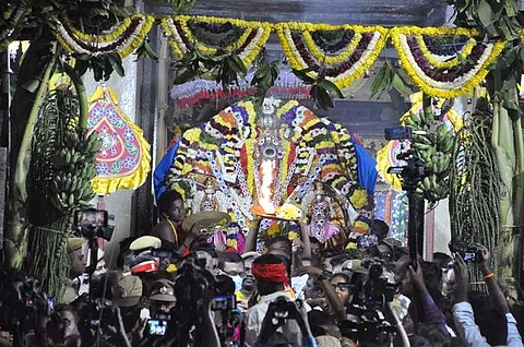 வைகுந்த ஏகாதசியையொட்டி திங்கள்கிழமை சேலம் கோட்டை அழகிரிநாதர் பெருமாள் கோயிலில் அதிகாலை திறக்கப்பட்ட சொர்க்க வாசல்