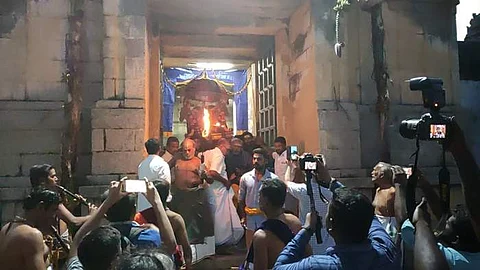சீர்காழி தாடாளன் பெருமாள் கோயிலில் வைகுந்த ஏகாதசி திருவிழாவில், திங்கள்கிழமை அதிகாலை பரமபதவாசல் வழியாக பிரவேசித்த ஸ்ரீதேவி, பூதேவி சமேத தாடாளன்பெருமாள்.