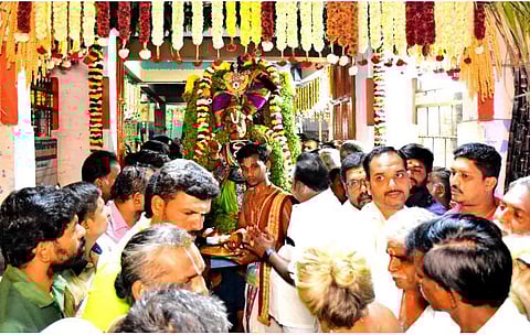 சங்ககிரி, வி.என்.பாளையத்தில் உள்ள ஸ்ரீ வஸந்தவல்லபராஜப்பெருமாள் உற்சவ மூர்த்தி கருடவாகனத்தில் பரமபதவாசல் வழியாக திங்கள்கிழமை அதிகாலை வந்து பக்தர்களுக்கு அருள்பாலித்தார்.