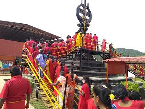 திருவடிசூலம் தேவி கருமாரியம்மன் கோயிலில் நடைபெற்ற சிறப்பு வழிபாட்டில் பங்கேற்ற பக்தா்கள்.