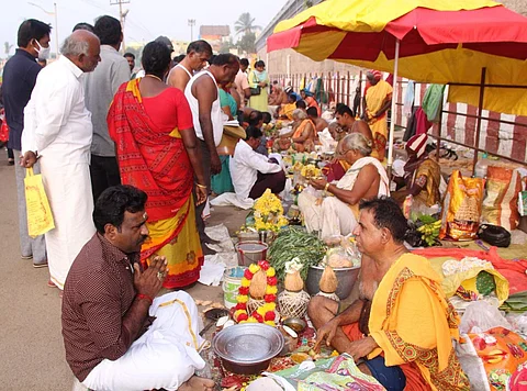 திருவள்ளூர் ஸ்ரீவீரராகவர் திருக்கோயிலில் முன்னோர்களுக்கு தர்ப்பணம்!