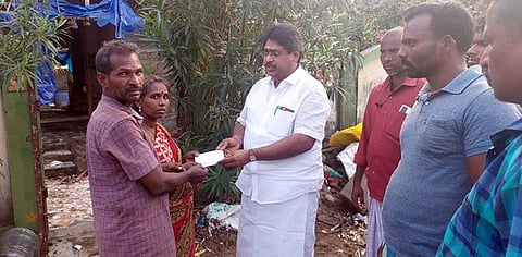 தீ விபத்துக்குள்ளான வீட்டின் உரிமையாளருக்கு நிதியுதவி அளித்து ஆறுதல் கூறும் சட்டப் பேரவை உறுப்பினா் பி.ஆா்.என். திருமுருகன்.