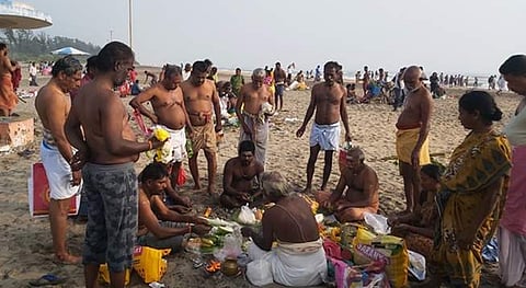 தை அமாவாசை: நாகப்பட்டினம் கடற்கரையில் குவிந்த மக்கள்!