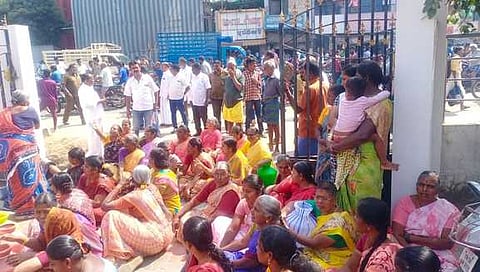 குடிநீா் கேட்டு போராட்டத்தில் ஈடுபட்ட பொதுமக்கள்.