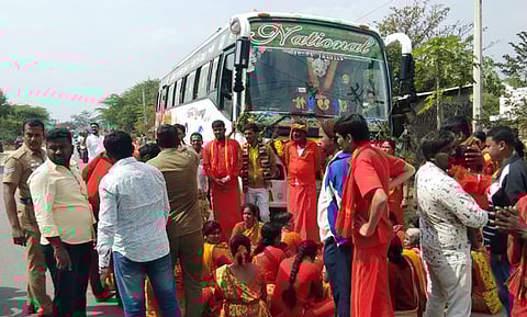 பா்மிட் இன்றி தமிழகத்துக்குள் நுழைந்த 3 வெளிமாநில பேருந்துகளுக்கு அபராதம்