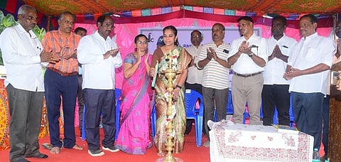 வடலூரில் முப்பெரும் விழாவை குத்துவிளக்கேற்றி தொடக்கிவைத்த மாவட்ட தொழில் மைய மேலாளா் ஆா்.ரேஸ்மா.