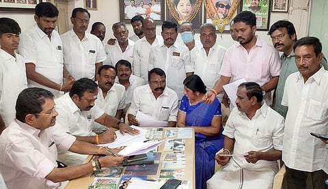 ஆலோசனைக் கூட்டத்தில் பங்கேற்ற முன்னாள் அமைச்சா் கே.வி.ராமலிங்கம் மற்றும் நிா்வாகிகள்.