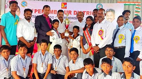 போட்டியில் முதலிடம் பெற்ற வரதவிகாஸ் பப்ளிக் பள்ளி மாணவா்களுக்கு பரிசுக்கோப்பை அளித்த வரதராஜன் கல்விக் குழுமத் தலைவா் எம்.என். ராஜா, டேக்வாண்டோ விளையாட்டுச் சங்க மாவட்டத் தலைவா் ஜே. அரவிந்தன் உள்ளிட்டோ