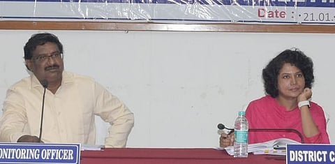 புதுக்கோட்டை ஆட்சியரகத்தில் சனிக்கிழமை நடைபெற்ற வளா்ச்சித் திட்டப் பணிகள் குறித்த ஆய்வுக் கூட்டத்தில் மாவட்டக் கண்காணிப்பு அலுவலா் ஏ. கணேஷ், மாவட்ட ஆட்சியா் கவிதா ராமு.