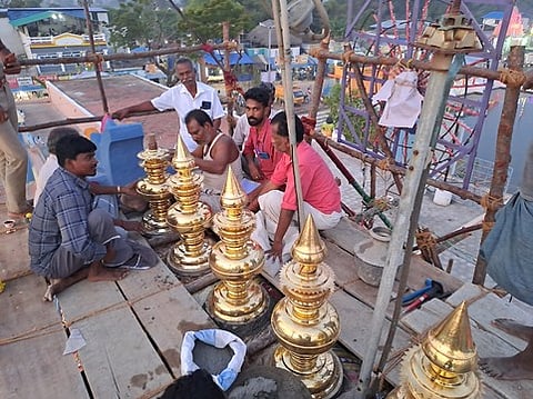 ஆலய விழாவை முன்னிட்டு ராஜ கோபுரத்தில் பொருத்தப்படும் தங்கமூலம் பூசப்பட்ட கலசங்கள்.
