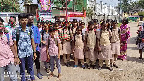 சீர்காழி: பேருந்தை மீண்டும் இயக்கக் கோரி மாணவர்கள் போராட்டம்