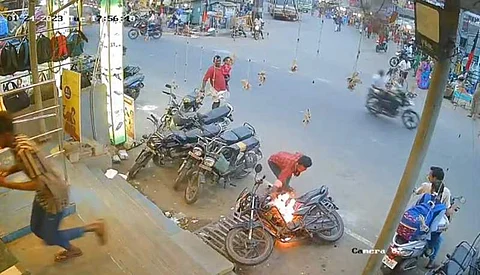 எடப்பாடி அருகே இருசக்கர வாகனம் திடீரென தீப்பிடித்ததால் பரபரப்பு!